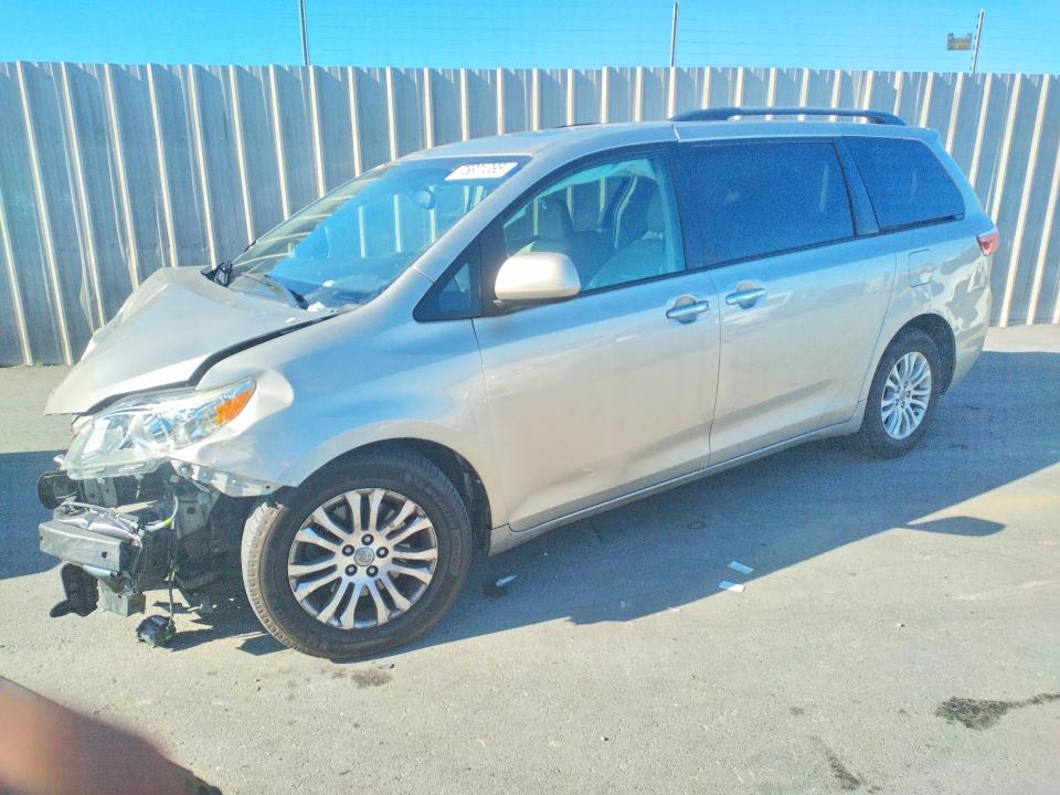 2017 TOYOTA SIENNA — VIN 5TDYZ3DC7HS877933
