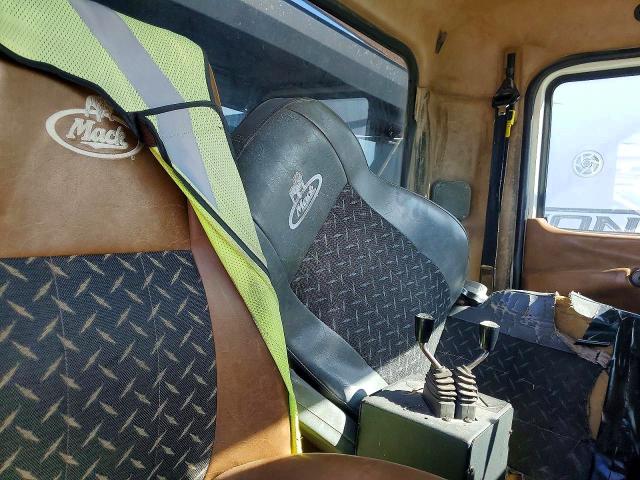 1M2AX13C5JM041676