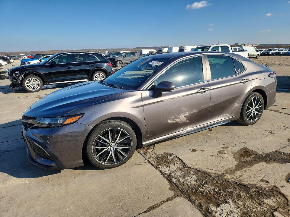 2022 TOYOTA CAMRY SE — VIN 4T1G11AK0NU042603