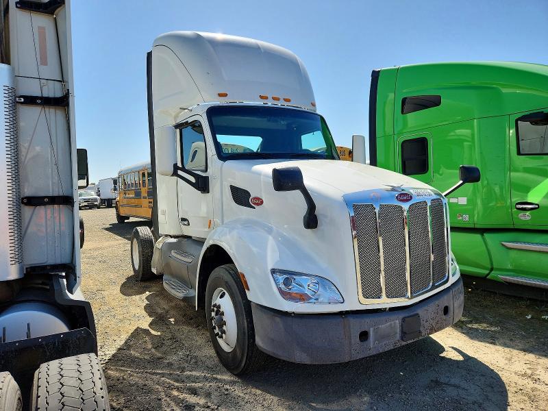 2017 PETERBILT 579 — VIN 1XPBA48X8HD428786