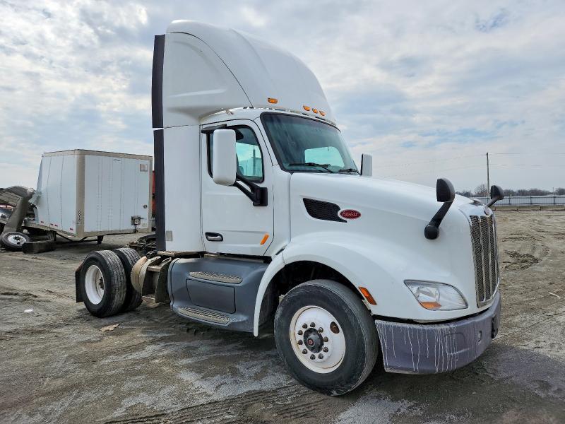 2017 PETERBILT 579 — VIN 1XPBA48X4HD428557