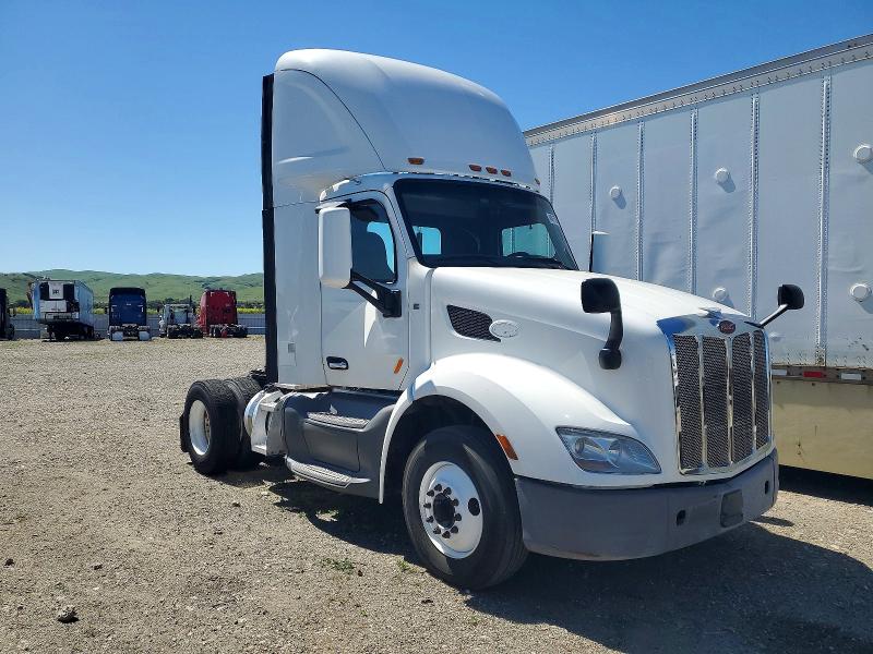 2017 PETERBILT 579 — VIN 1XPBA48X3HD428789