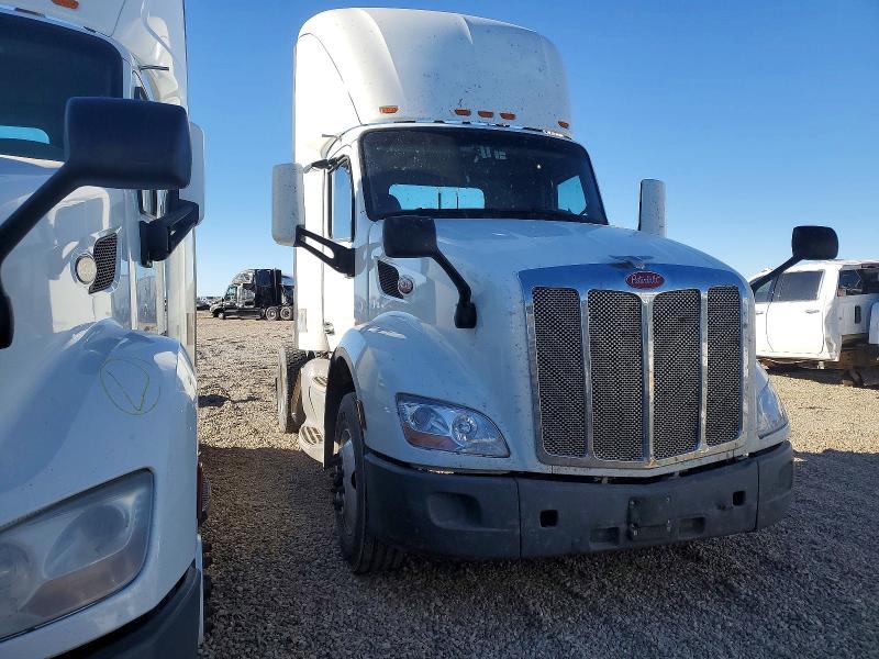 2018 PETERBILT 579 — VIN 1XPBA48X8JD477427