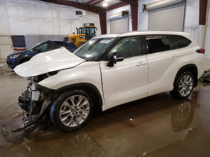 2022 TOYOTA HIGHLANDER — VIN 5TDDZRBH8NS181139
