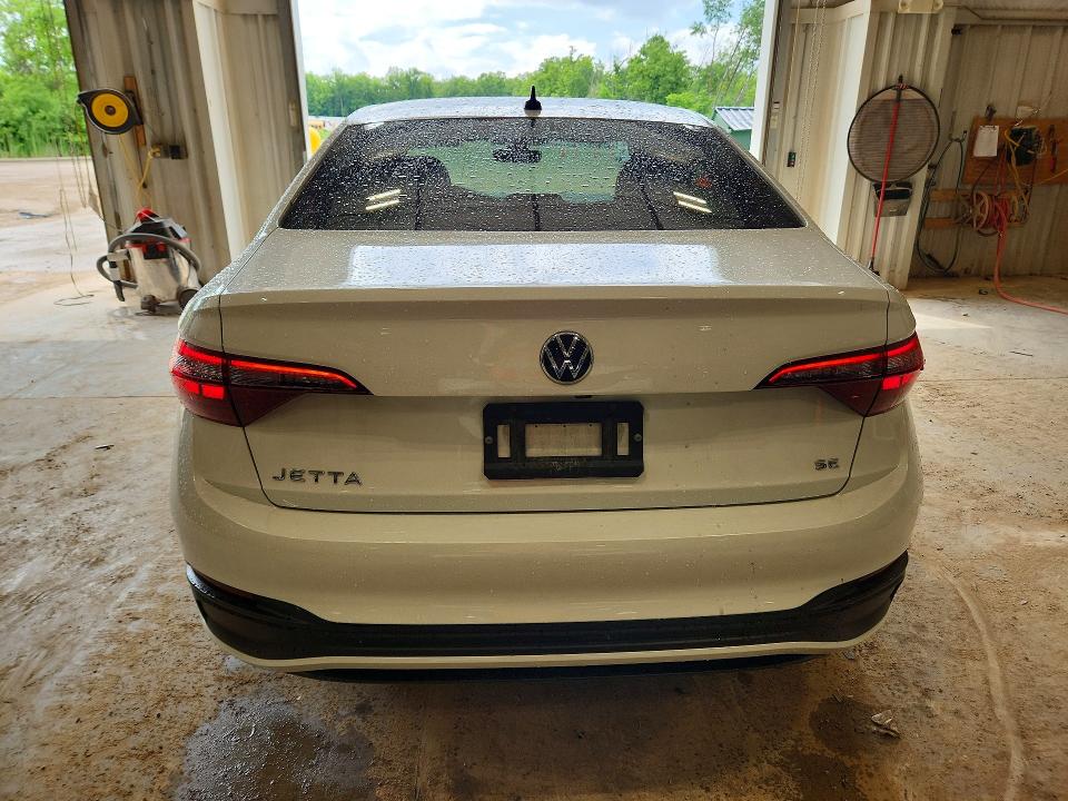 3VW7M7BU4RM038897