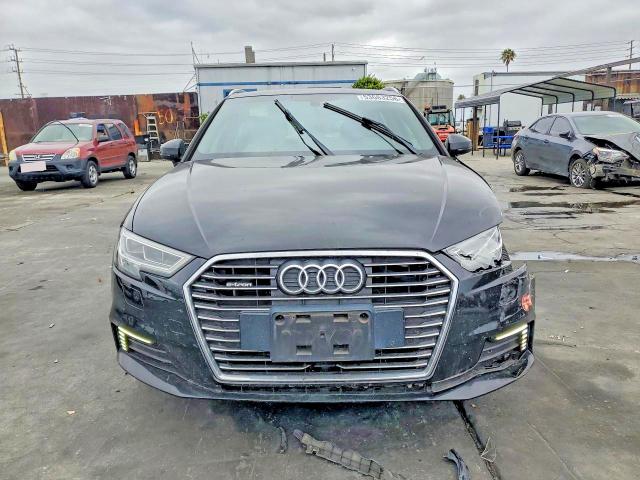 WAUTPBFFXJA083770