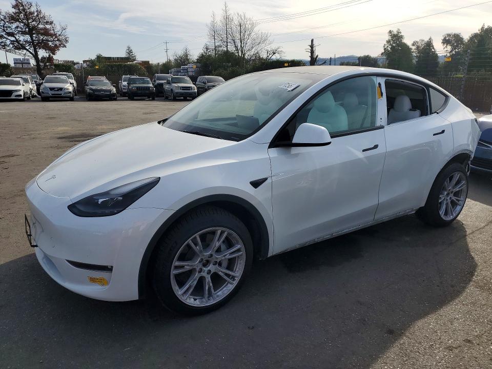 2022 TESLA MODEL Y — VIN 7SAYGDEEXNF561070