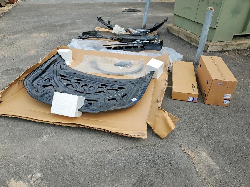YV4162UM8M2526850