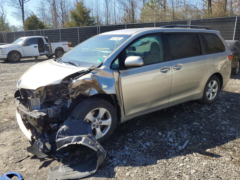 2015 TOYOTA SIENNA — VIN 5TDKK3DC8FS677490