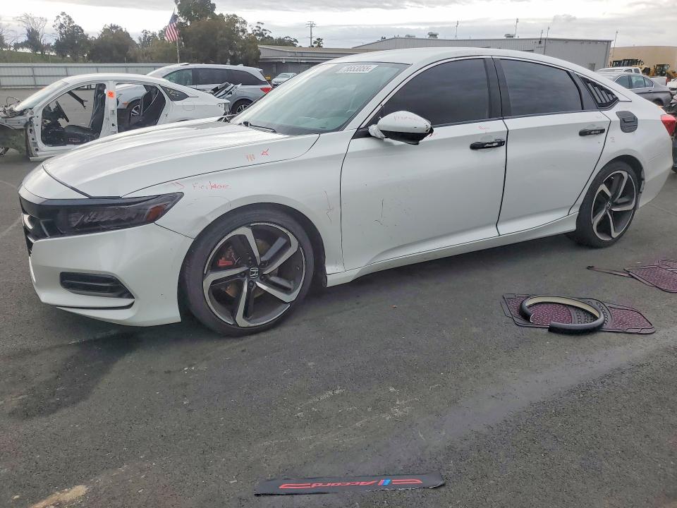2018 HONDA ACCORD — VIN 1HGCV1F3XJA195737