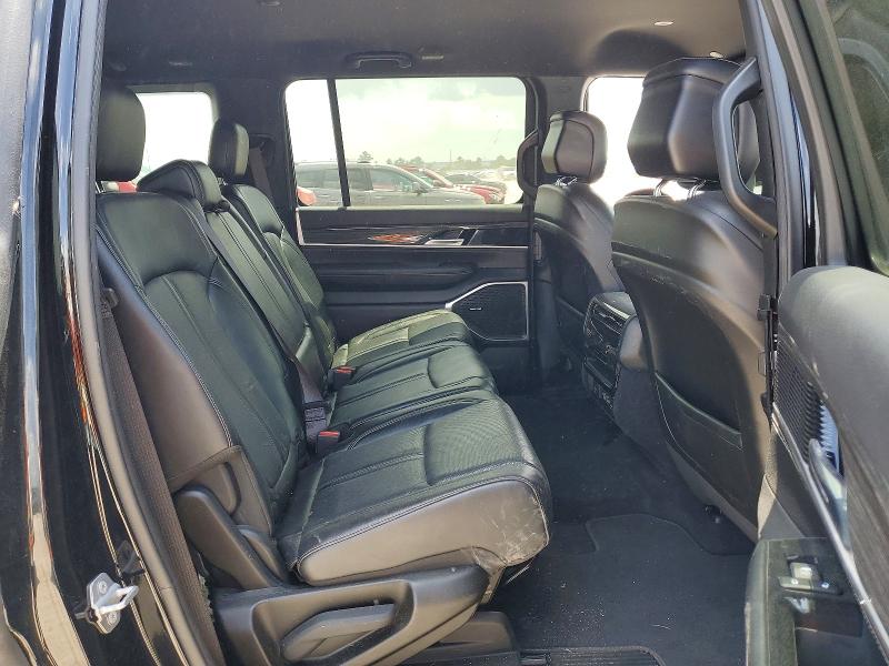 1C4SJVBT5NS135979