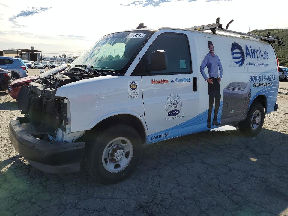 2018 CHEVROLET EXPRESS G2500 — VIN 1GCWGAFP2J1338754