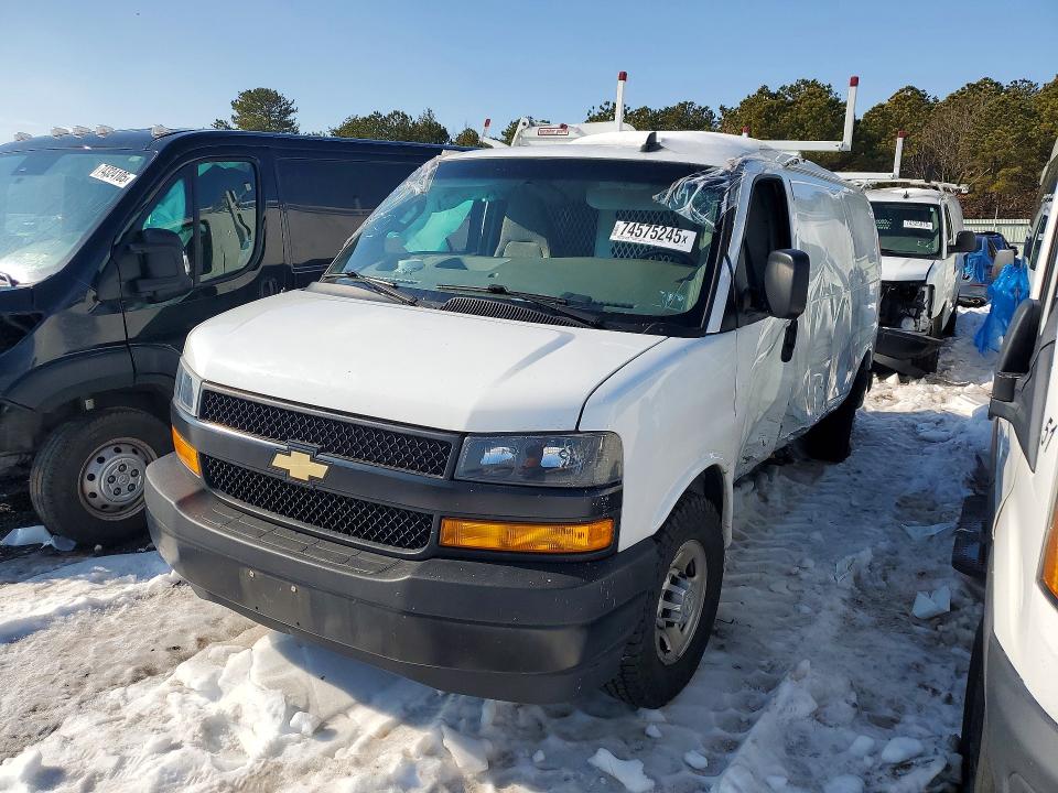2021 CHEVROLET EXPRESS 25 — VIN 1GCWGAFP1M1303935