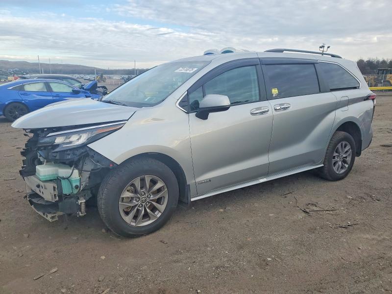 2021 TOYOTA SIENNA XLE — VIN 5TDYRKEC7MS010535