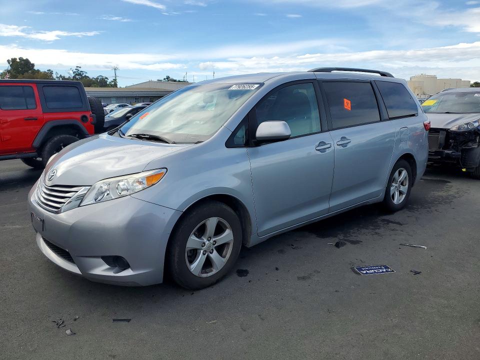 2015 TOYOTA SIENNA — VIN 5TDKK3DC3FS642002