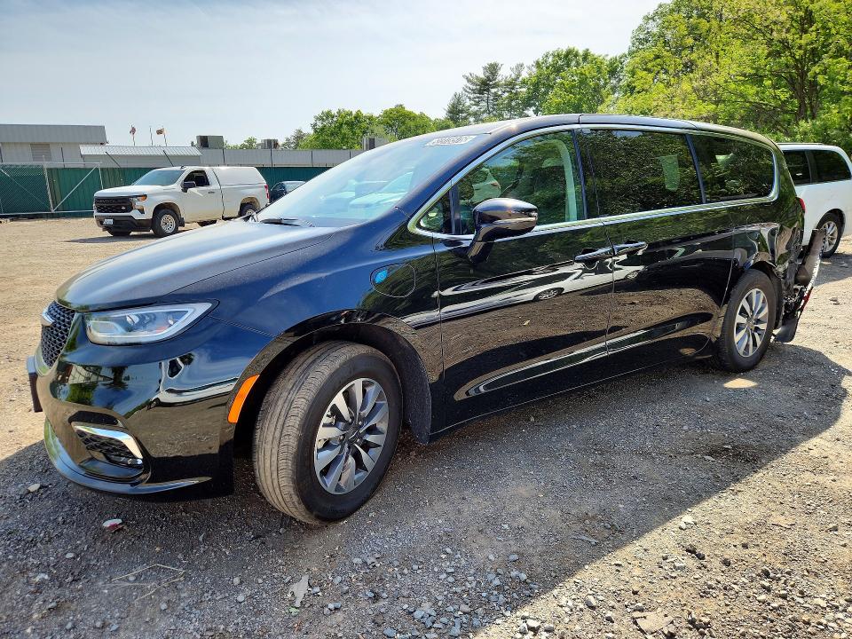 2024 CHRYSLER PACIFICA — VIN 2C4RC1S74RR127111