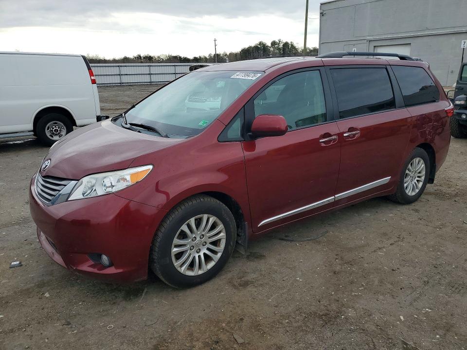 2015 TOYOTA SIENNA — VIN 5TDYK3DC3FS583818