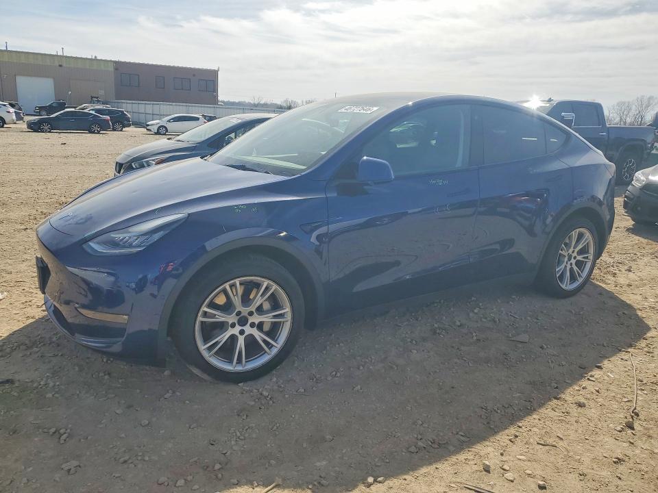2022 TESLA MODEL Y — VIN 7SAYGDEEXNF385234