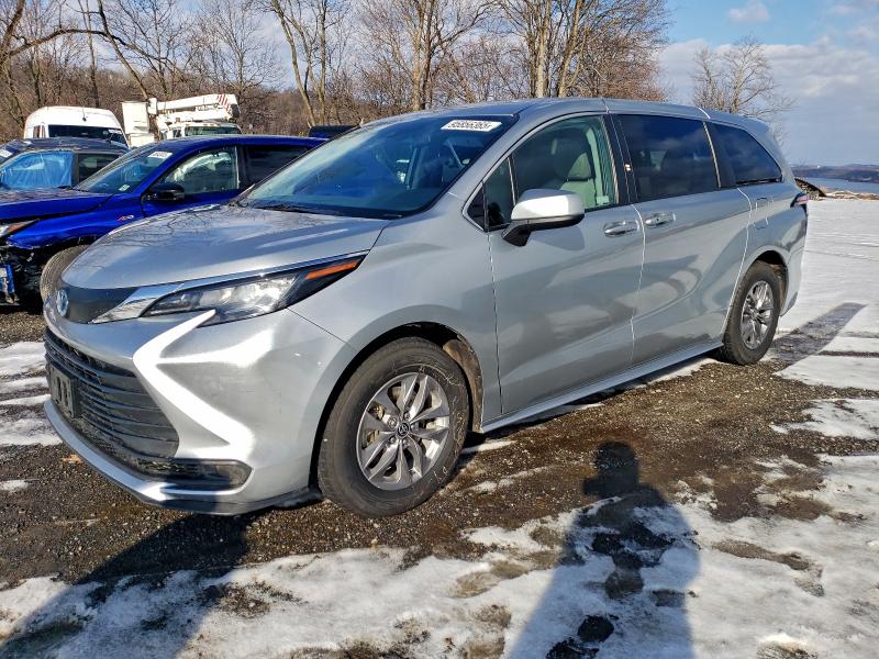 2022 TOYOTA SIENNA LE — VIN 5TDKSKFC9NS062551
