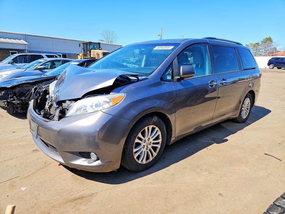 2015 TOYOTA SIENNA — VIN 5TDYK3DC7FS625147