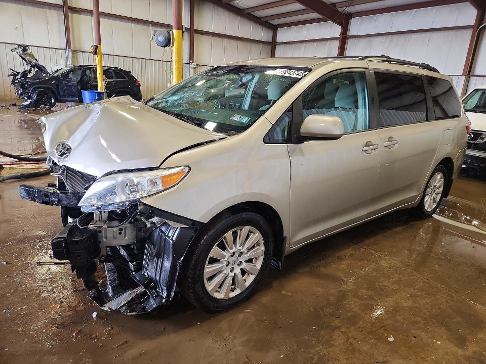 2015 TOYOTA SIENNA — VIN 5TDJK3DC5FS127496