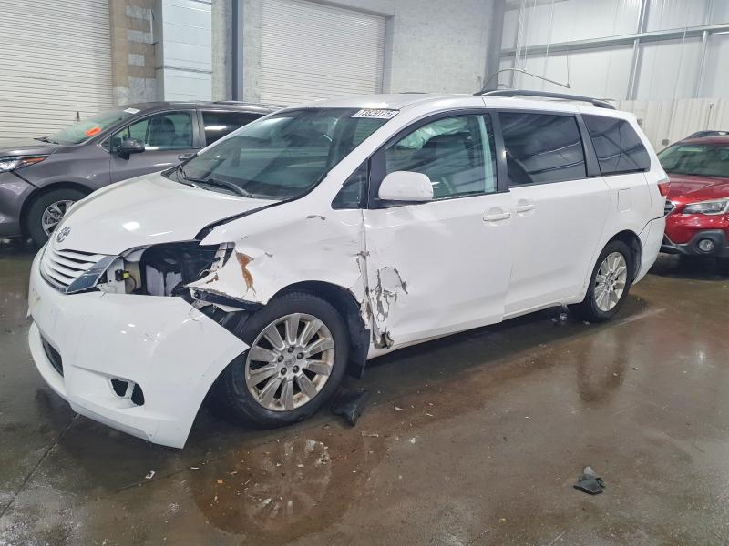 2015 TOYOTA SIENNA — VIN 5TDJK3DC8FS110353