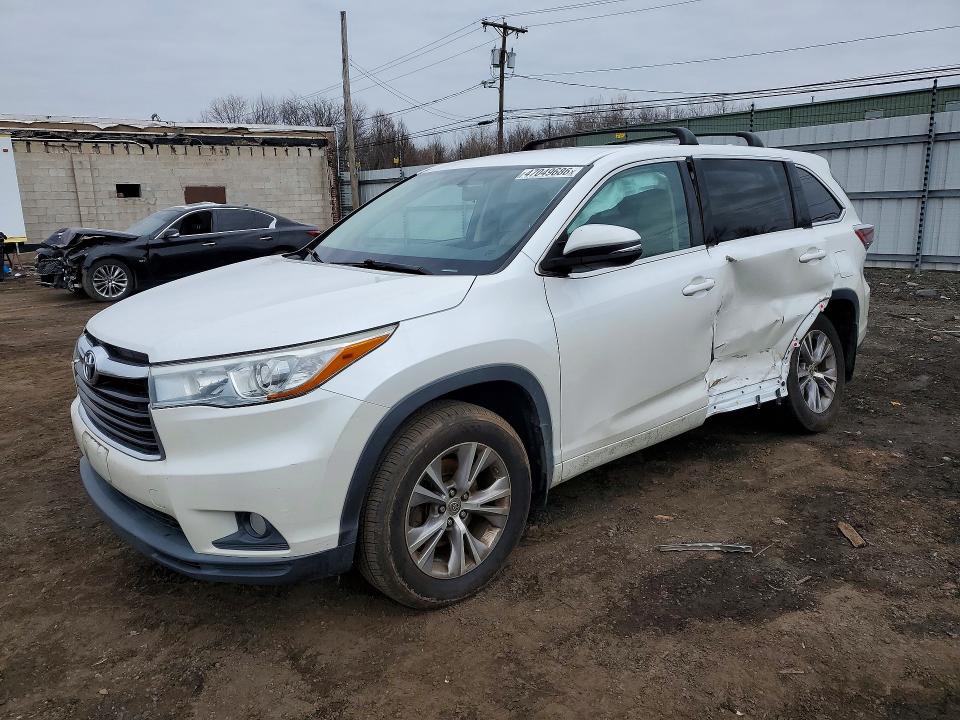 2015 TOYOTA HIGHLANDER — VIN 5TDBKRFH3FS209033