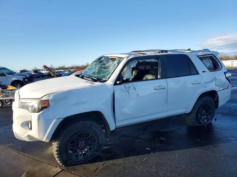 2018 TOYOTA 4RUNNER SR — VIN JTEBU5JR7J5606158