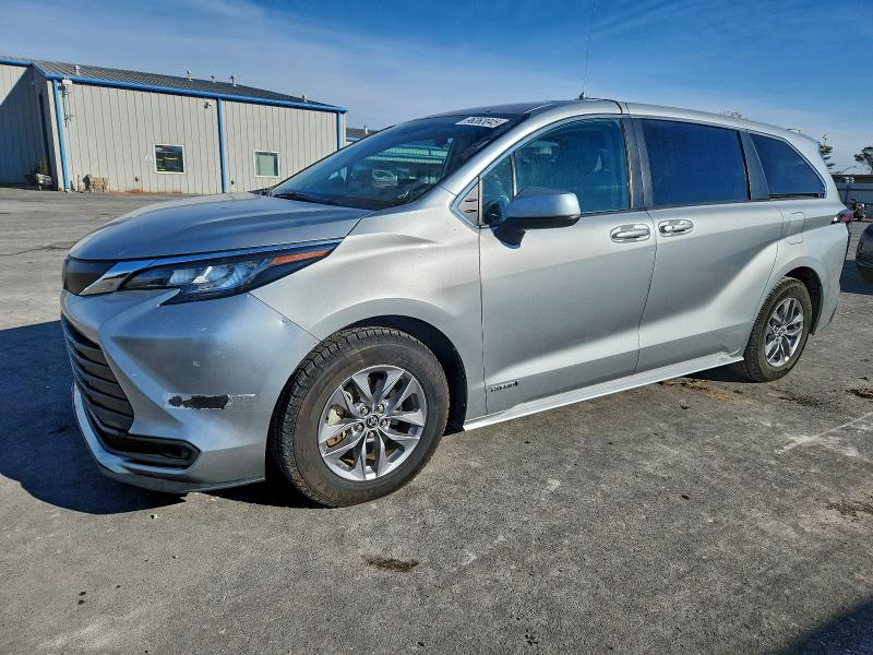 2021 TOYOTA SIENNA LE — VIN 5TDKRKEC2MS063889