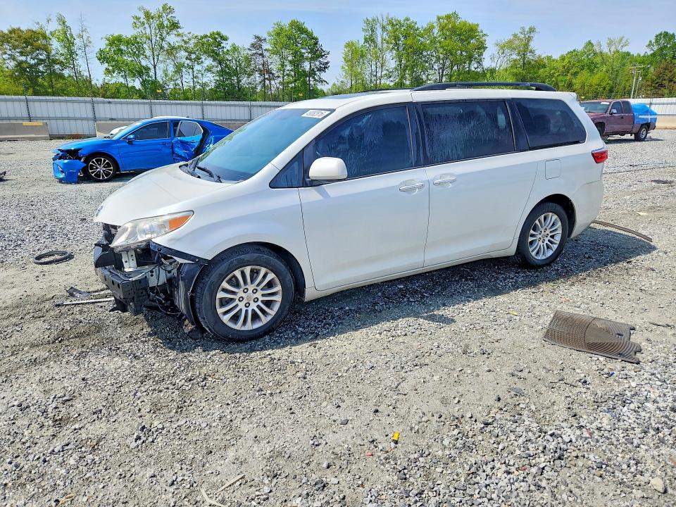 2015 TOYOTA SIENNA — VIN 5TDYK3DC4FS630743