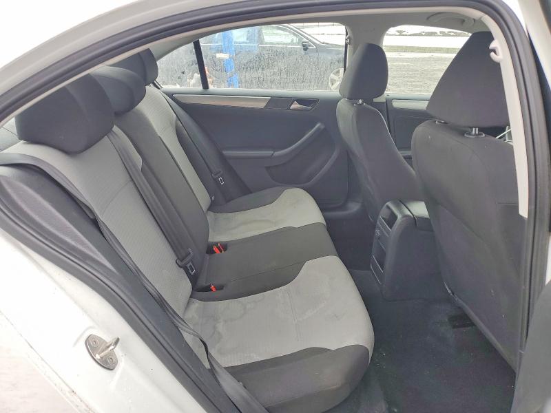 3VW2B7AJ8HM235402