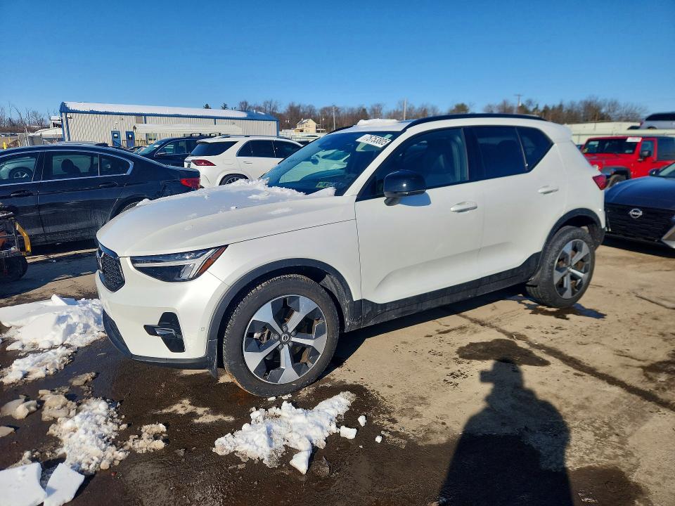 2023 VOLVO XC40 — VIN YV4L12UW7P2978611