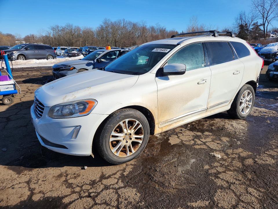 2015 VOLVO XC60 — VIN YV4612RK1F2739458
