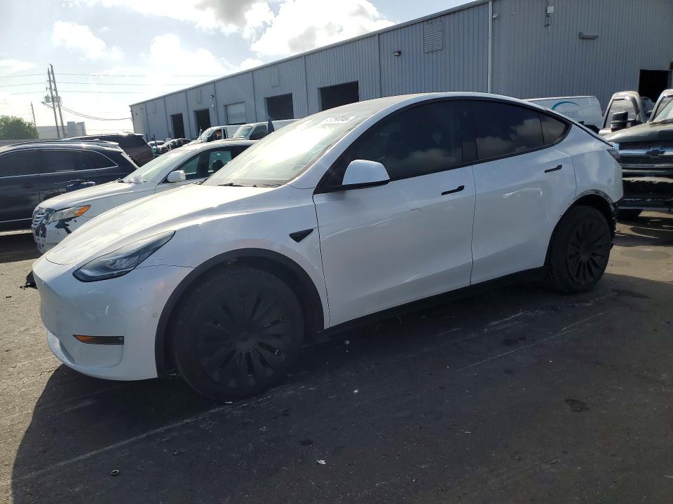 2022 TESLA MODEL Y — VIN 7SAYGDEE2NF385163
