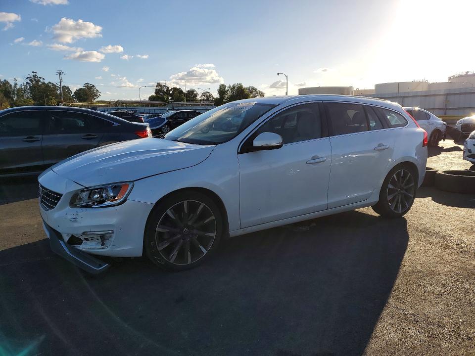 2015 VOLVO V60 — VIN YV140MEK2F1270122
