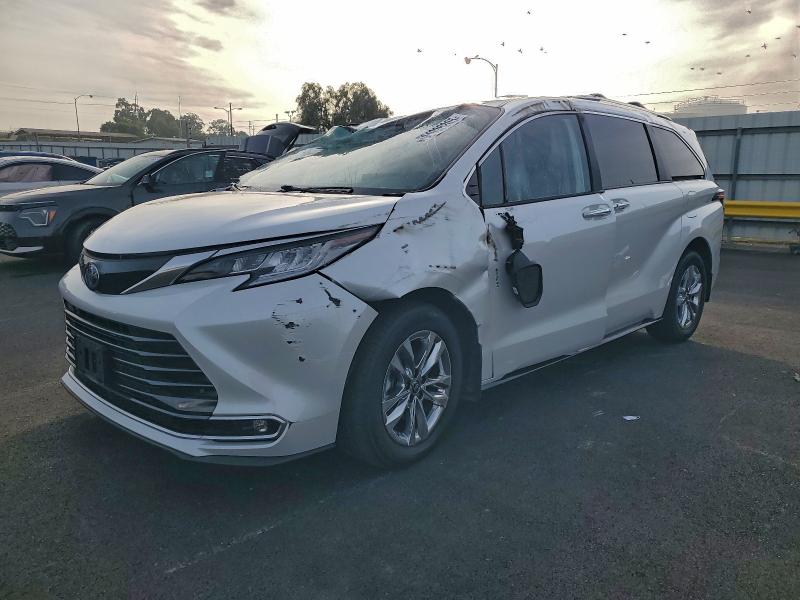 2024 TOYOTA SIENNA — VIN 5TDZRKEC7RS223478