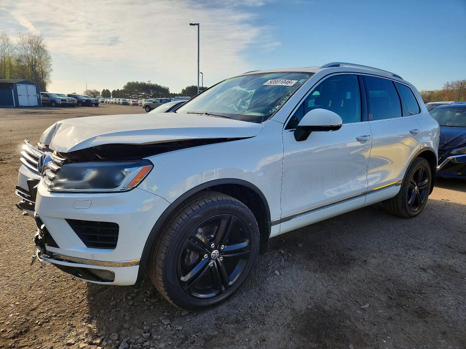 2017 VOLKSWAGEN TOUAREG — VIN WVGRF7BP1HD005300