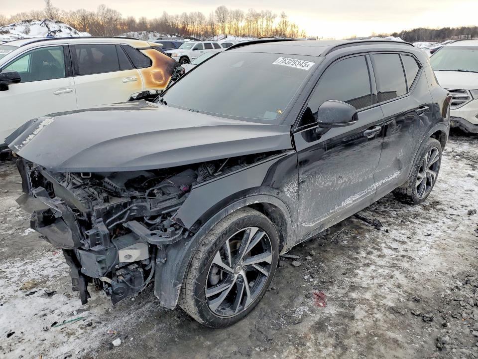 2021 VOLVO XC40 — VIN YV4162UM1M2615739