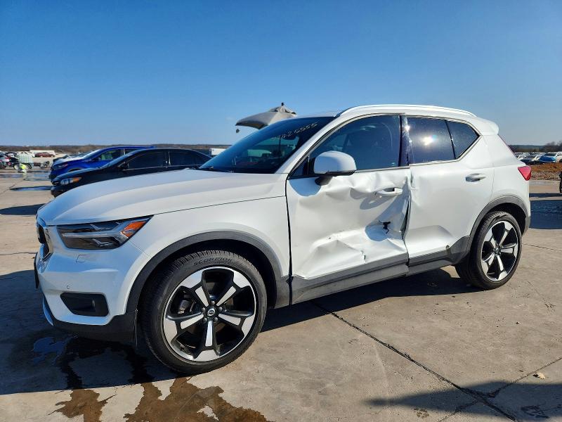 2022 VOLVO XC40 — VIN YV4162UK4N2790714