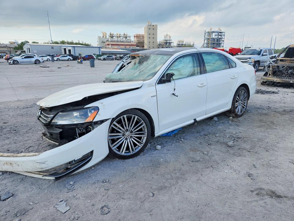 2015 VOLKSWAGEN PASSAT — VIN 1VWBS7A33FC029968
