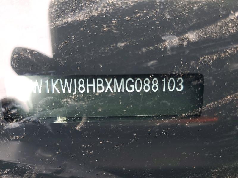 W1KWJ8HBXMG088103
