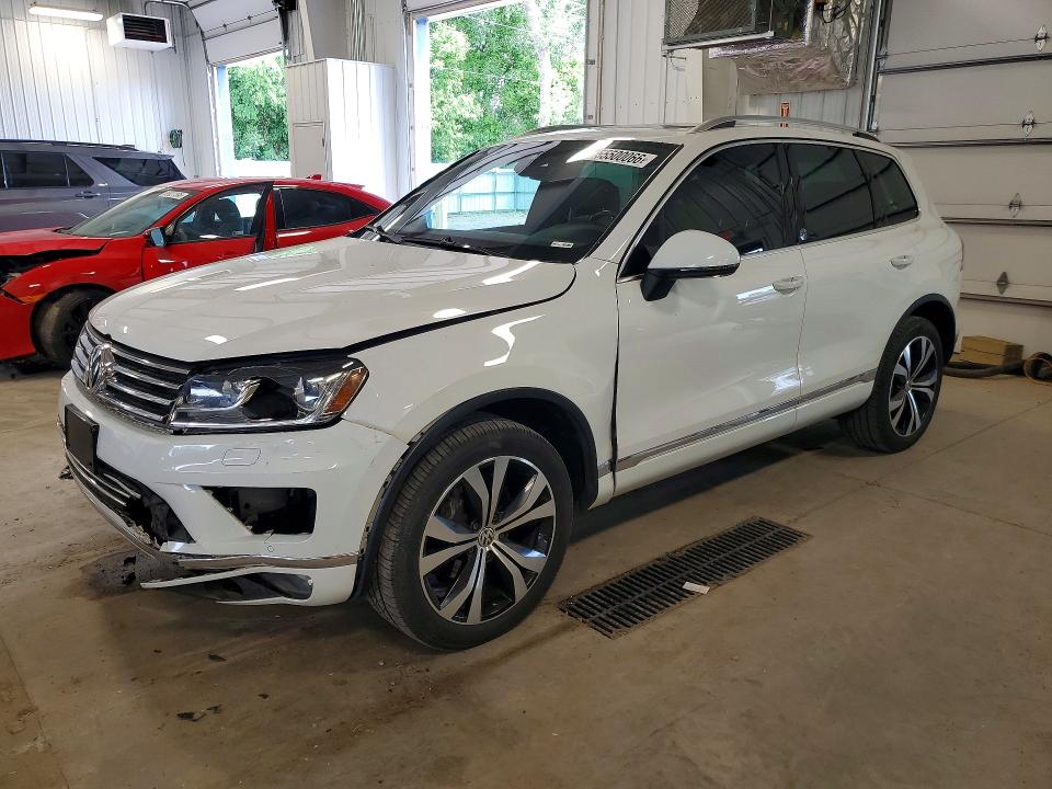 2017 VOLKSWAGEN TOUAREG — VIN WVGRF7BP4HD001399