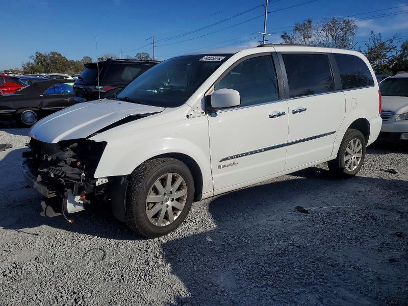 2015 CHRYSLER TOWN & COU — VIN 2C4RC1BG7FR630000