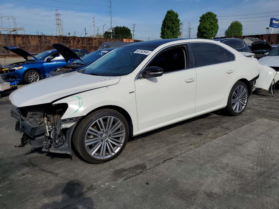 2015 VOLKSWAGEN PASSAT — VIN 1VWBT7A31FC023101